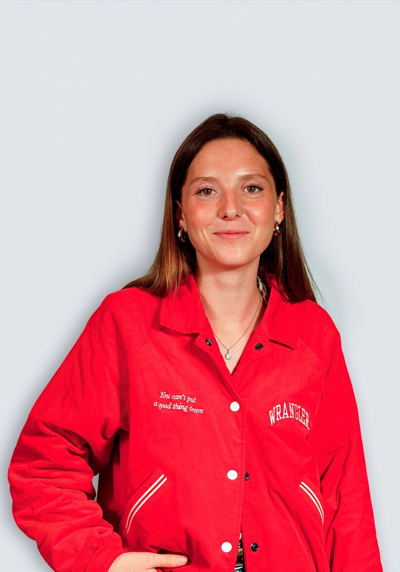 Portrait professionnel de Camille Touzot, cheffe de projet chez Novius (format portrait)